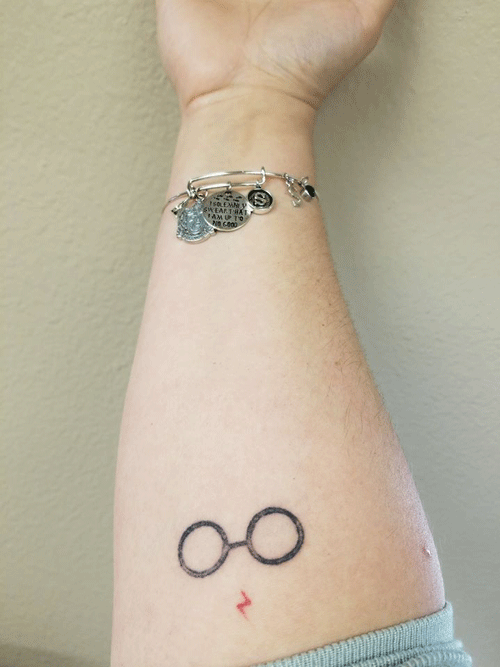 Tattoos of Harry Potter's glasses and lightening bolt. #hp #harrypotter #harrypotterfan #tattoo