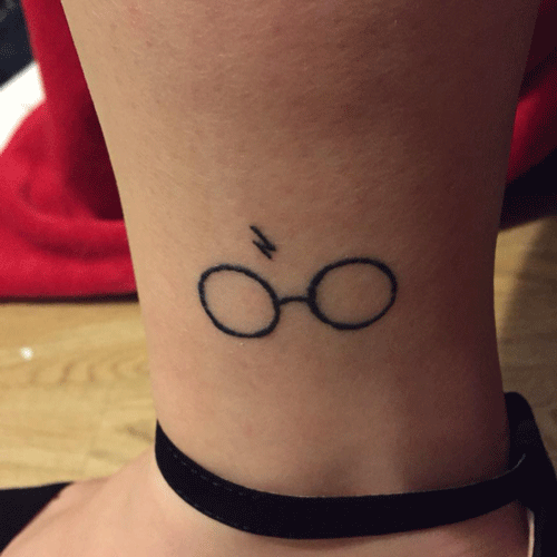 Tattoos of Harry Potter's lightening bolt scar and his glasses. #hp #harrypotter #harrypotterfan #lighteningbolt #tattoo